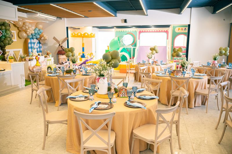El salón con las mesas montadas antes de la fiesta