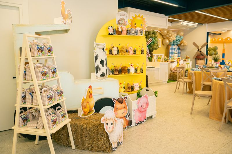 Estantería de funditas con cajitas de granja y animales de cartón