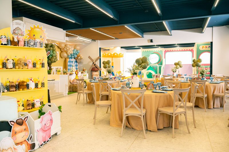 Estanterías de funditas y la mesa de regalos con el salón montado detrás