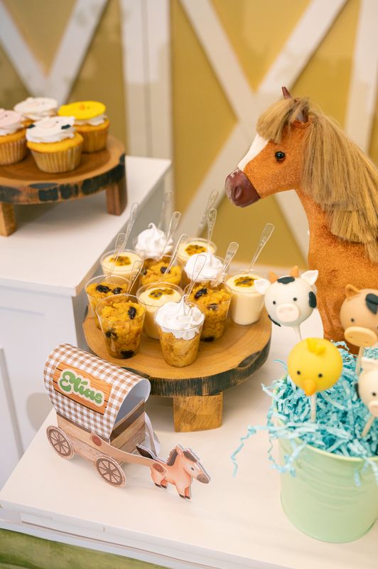 Cupcakes y una carreta en la mesa de dulces