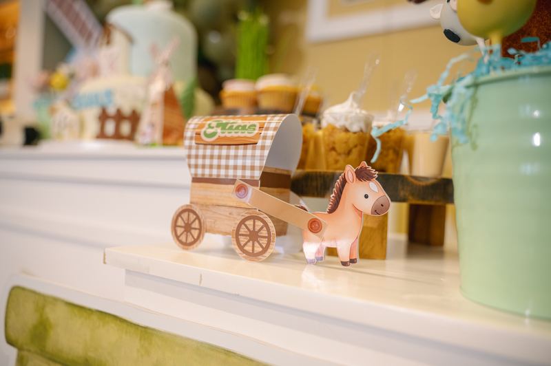 Carreta de madera con un caballito de la decoración de granja
