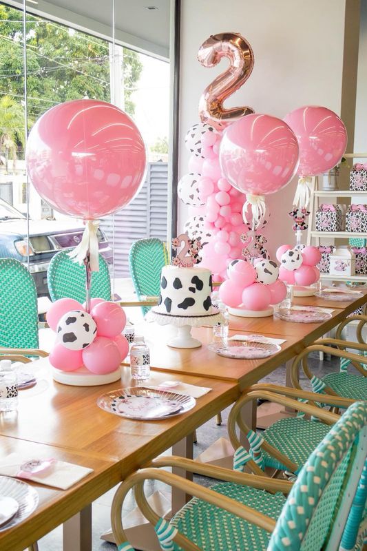 Mesa TINY decorada en rosado con globos, el bizcocho y el número 2